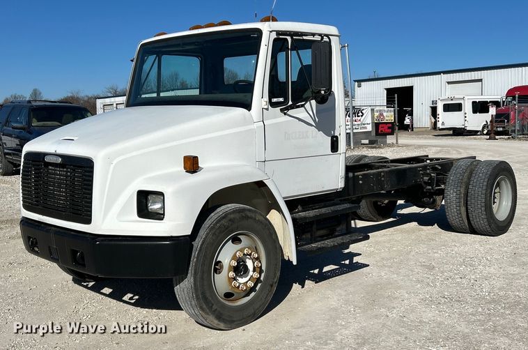 image for item EK4129 2001 Freightliner FL70 truck cab and chassis