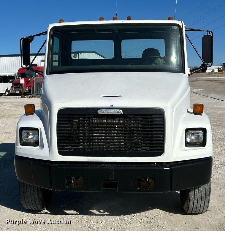 image for item EK4129 2001 Freightliner FL70 truck cab and chassis
