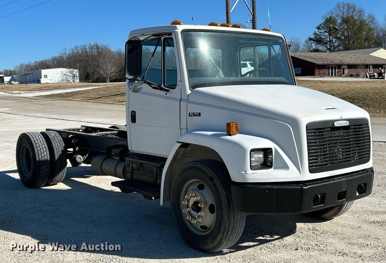 image for item EK4129 2001 Freightliner FL70 truck cab and chassis