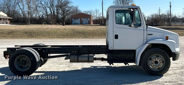 image for item EK4129 2001 Freightliner FL70 truck cab and chassis