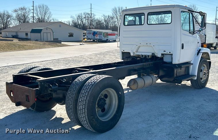 image for item EK4129 2001 Freightliner FL70 truck cab and chassis