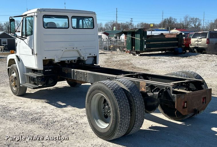 image for item EK4129 2001 Freightliner FL70 truck cab and chassis