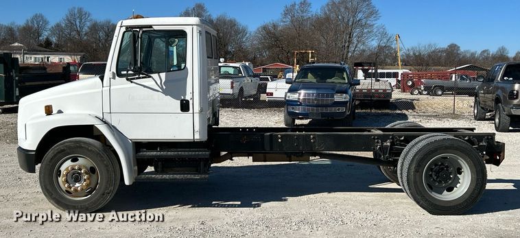image for item EK4129 2001 Freightliner FL70 truck cab and chassis