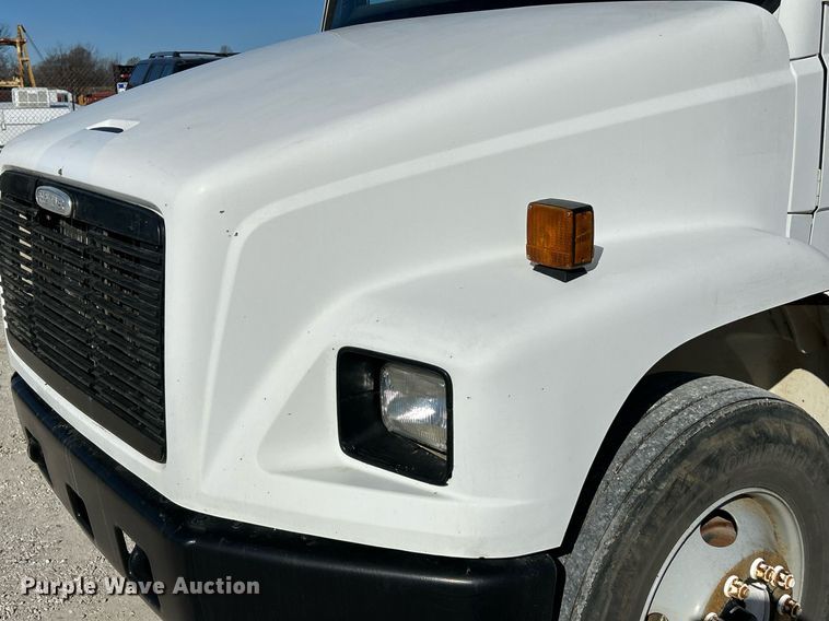 image for item EK4129 2001 Freightliner FL70 truck cab and chassis