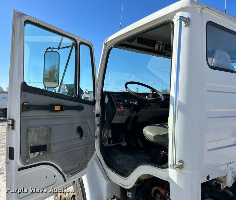image for item EK4129 2001 Freightliner FL70 truck cab and chassis