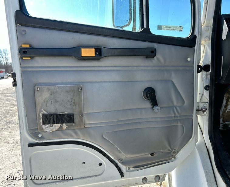 image for item EK4129 2001 Freightliner FL70 truck cab and chassis