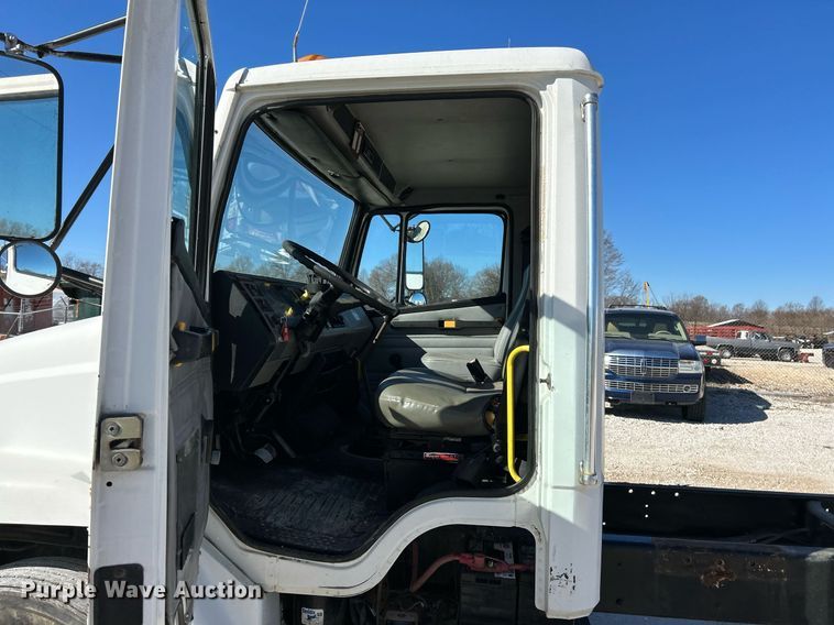 image for item EK4129 2001 Freightliner FL70 truck cab and chassis