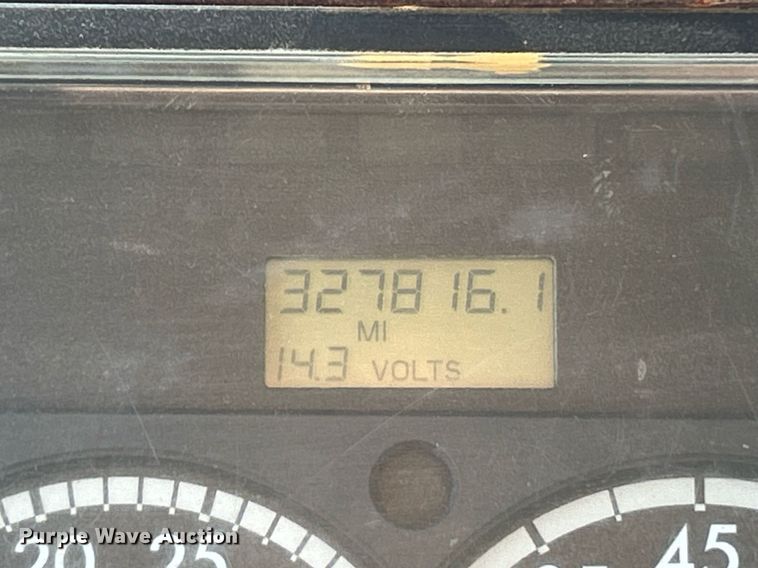 image for item EK4129 2001 Freightliner FL70 truck cab and chassis