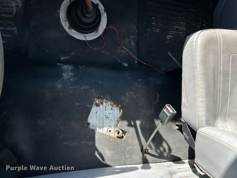 image for item EK4129 2001 Freightliner FL70 truck cab and chassis