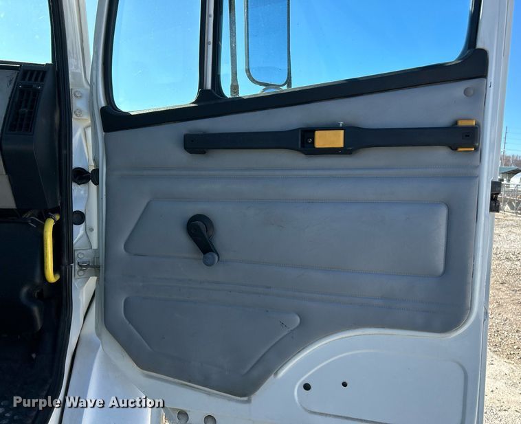 image for item EK4129 2001 Freightliner FL70 truck cab and chassis