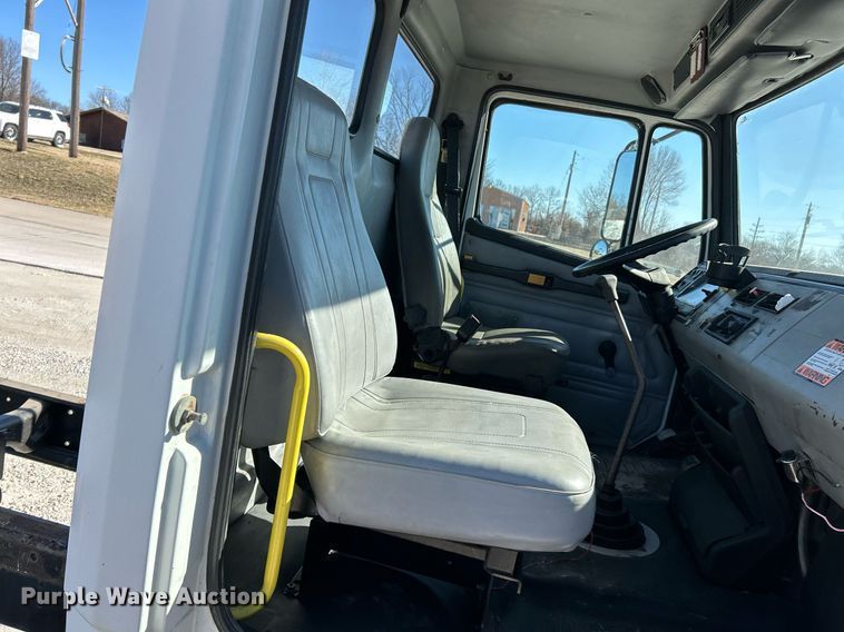 image for item EK4129 2001 Freightliner FL70 truck cab and chassis