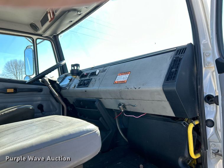 image for item EK4129 2001 Freightliner FL70 truck cab and chassis