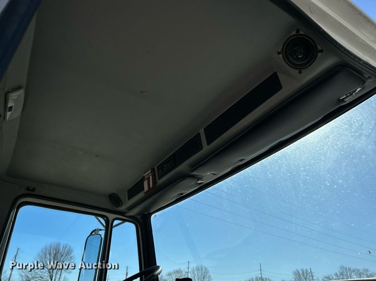 image for item EK4129 2001 Freightliner FL70 truck cab and chassis