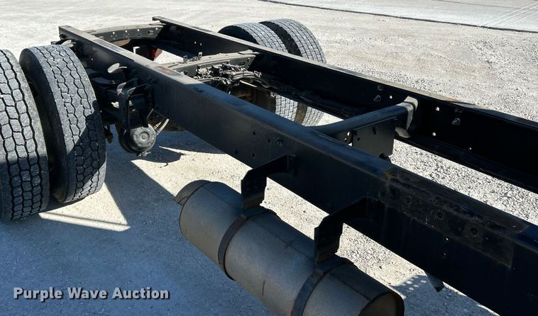 image for item EK4129 2001 Freightliner FL70 truck cab and chassis