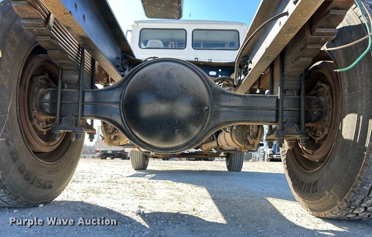 image for item EK4129 2001 Freightliner FL70 truck cab and chassis