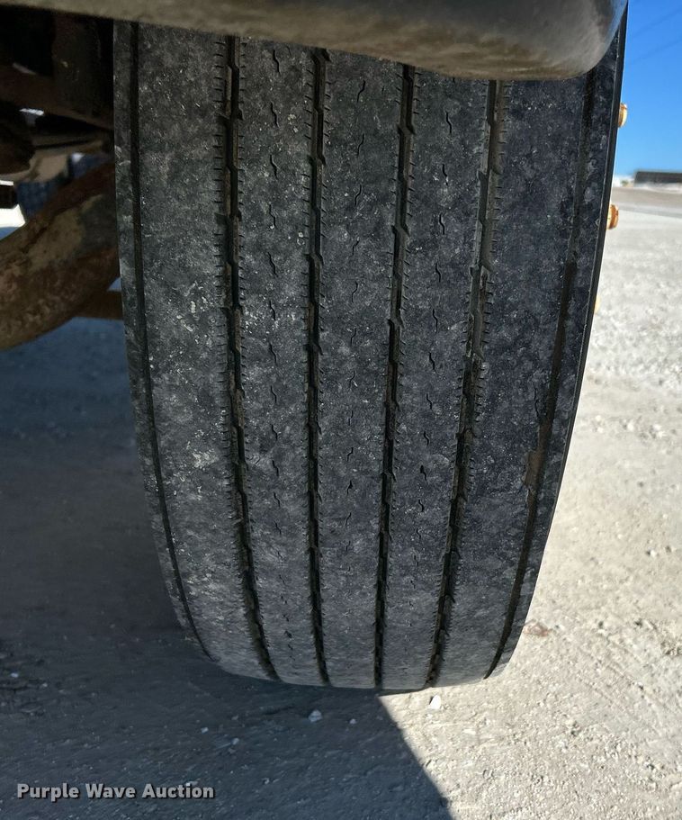 image for item EK4129 2001 Freightliner FL70 truck cab and chassis