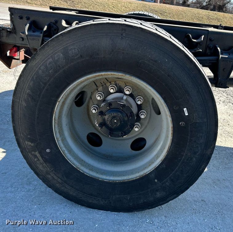 image for item EK4129 2001 Freightliner FL70 truck cab and chassis