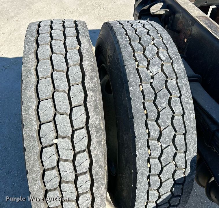 image for item EK4129 2001 Freightliner FL70 truck cab and chassis