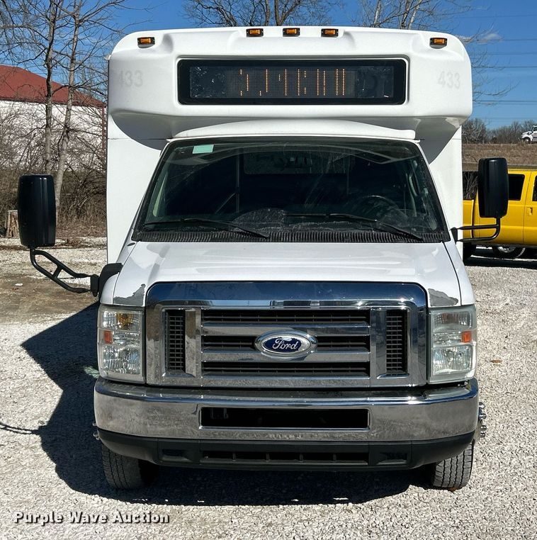 image for item EK4136 2015 Ford E450 Super Duty shuttle bus