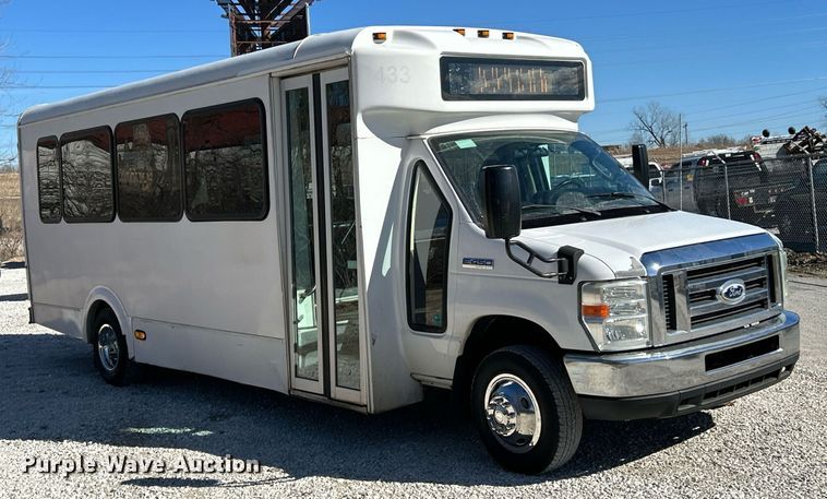 image for item EK4136 2015 Ford E450 Super Duty shuttle bus