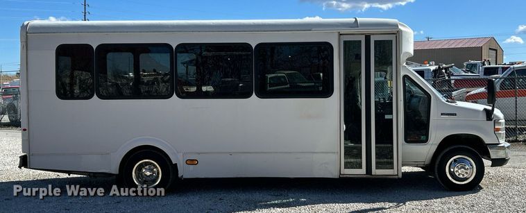 image for item EK4136 2015 Ford E450 Super Duty shuttle bus
