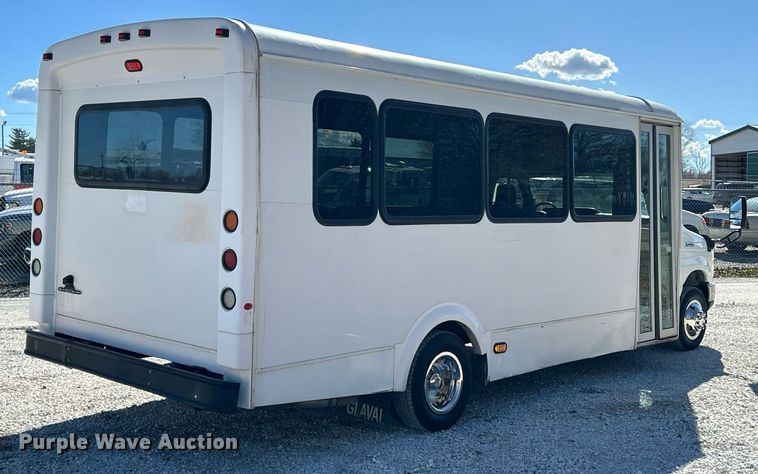 image for item EK4136 2015 Ford E450 Super Duty shuttle bus