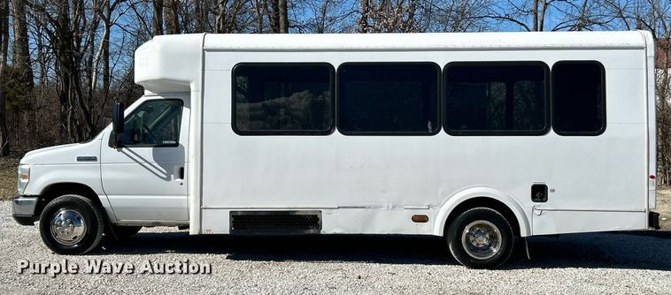 image for item EK4136 2015 Ford E450 Super Duty shuttle bus