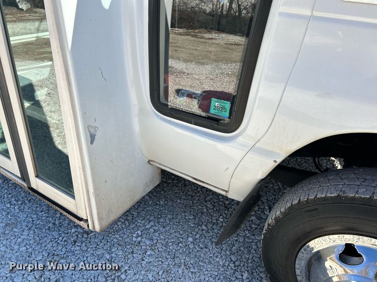 image for item EK4136 2015 Ford E450 Super Duty shuttle bus
