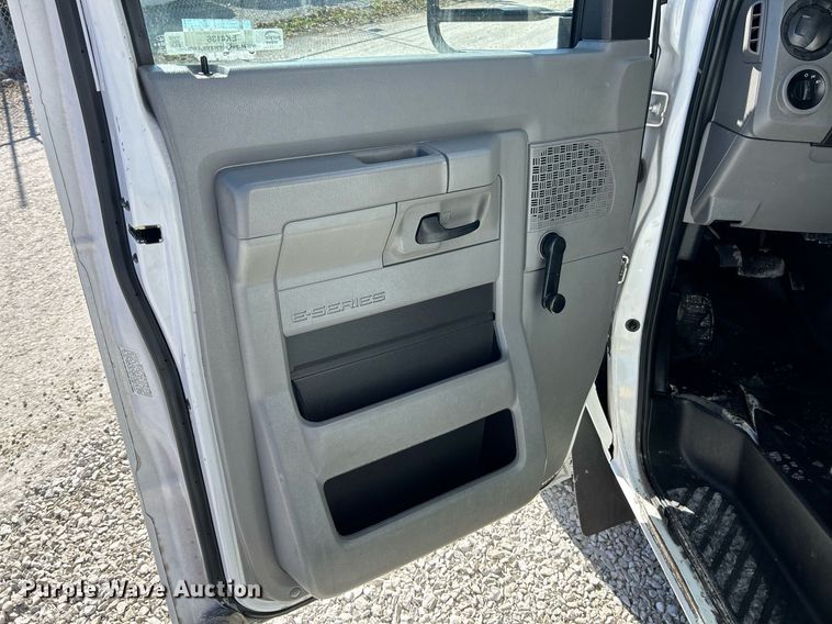 image for item EK4136 2015 Ford E450 Super Duty shuttle bus