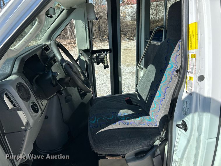 image for item EK4136 2015 Ford E450 Super Duty shuttle bus