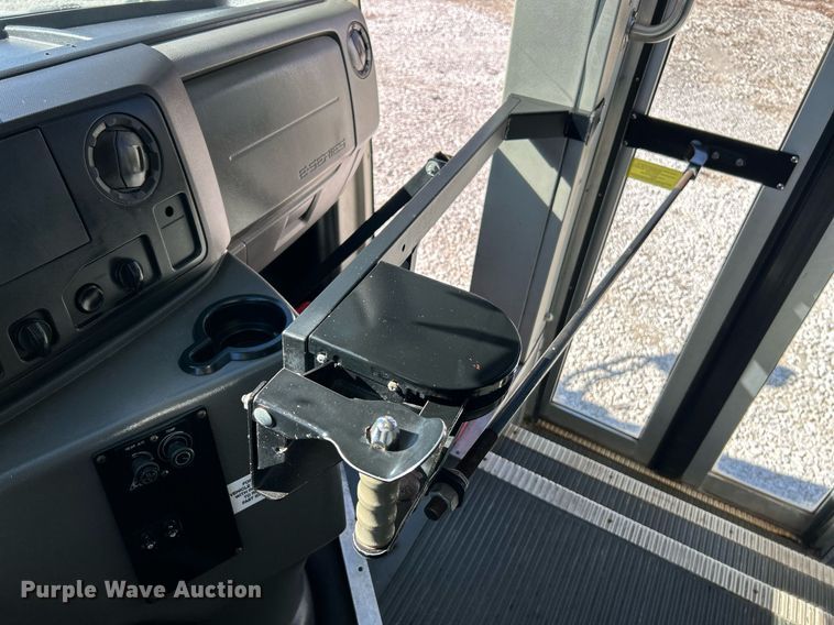 image for item EK4136 2015 Ford E450 Super Duty shuttle bus