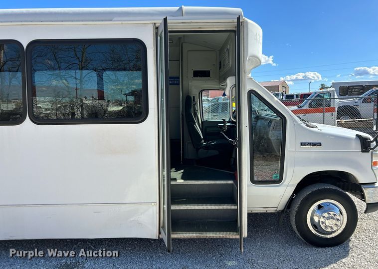 image for item EK4136 2015 Ford E450 Super Duty shuttle bus