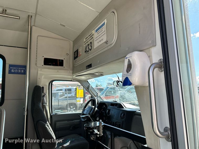 image for item EK4136 2015 Ford E450 Super Duty shuttle bus