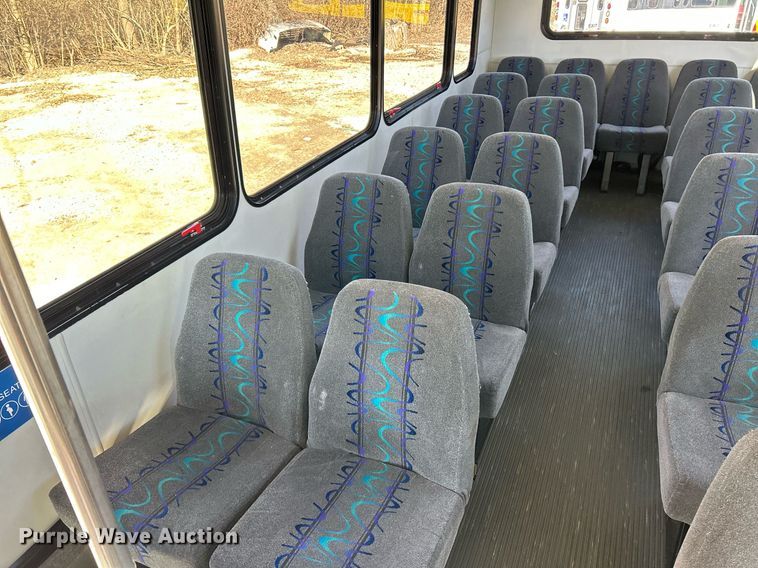 image for item EK4136 2015 Ford E450 Super Duty shuttle bus