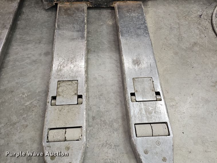 image for item EK5550 (2) pallet jacks