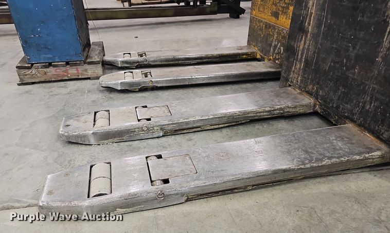 image for item EK5550 (2) pallet jacks