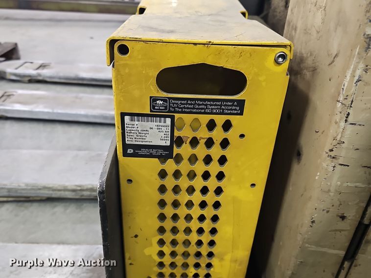 image for item EK5550 (2) pallet jacks