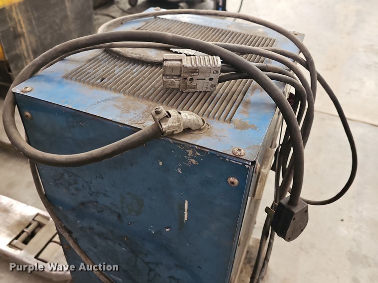 image for item EK5550 (2) pallet jacks