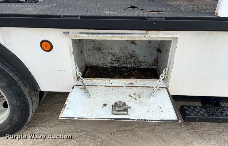 image for item KV9805 2006 Chevrolet C6500 flatbed truck