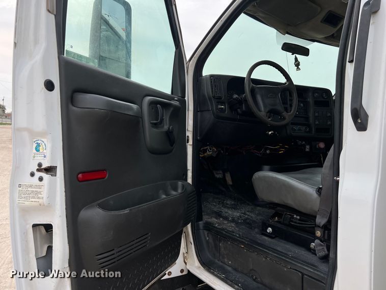 image for item KV9805 2006 Chevrolet C6500 flatbed truck