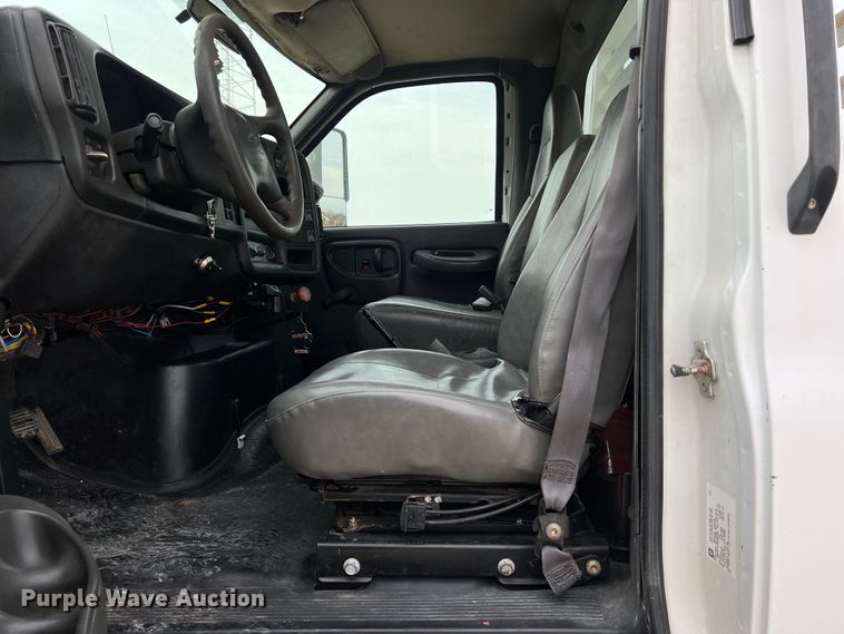 image for item KV9805 2006 Chevrolet C6500 flatbed truck