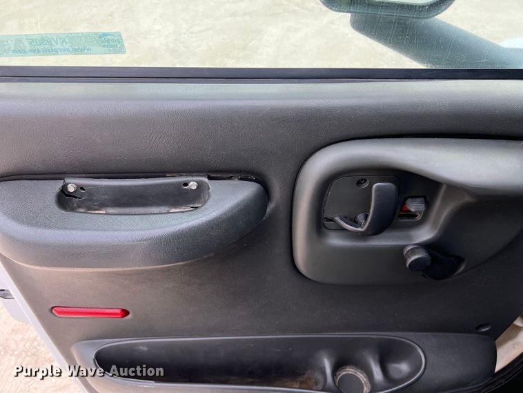 image for item KV9805 2006 Chevrolet C6500 flatbed truck