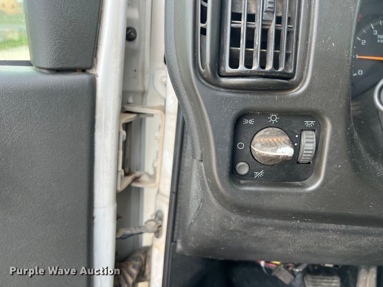 image for item KV9805 2006 Chevrolet C6500 flatbed truck