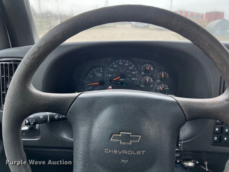 image for item KV9805 2006 Chevrolet C6500 flatbed truck