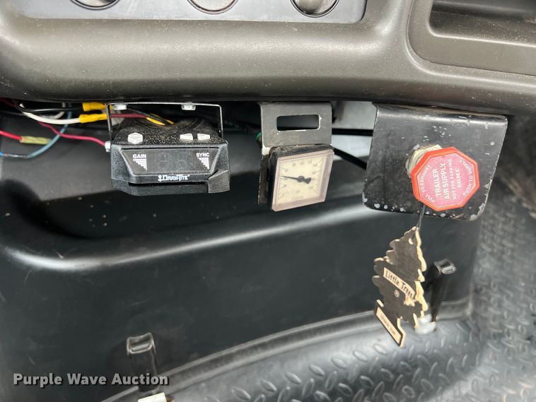 image for item KV9805 2006 Chevrolet C6500 flatbed truck