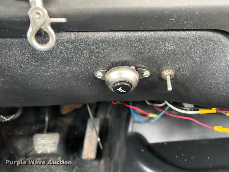 image for item KV9805 2006 Chevrolet C6500 flatbed truck