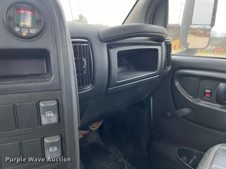 image for item KV9805 2006 Chevrolet C6500 flatbed truck