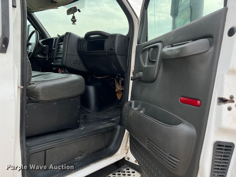 image for item KV9805 2006 Chevrolet C6500 flatbed truck