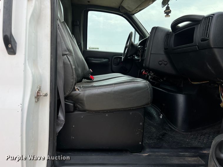 image for item KV9805 2006 Chevrolet C6500 flatbed truck