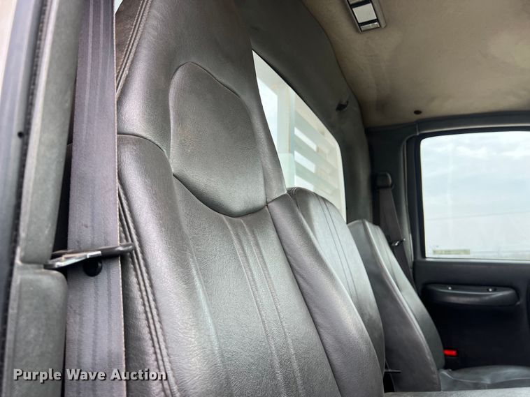 image for item KV9805 2006 Chevrolet C6500 flatbed truck